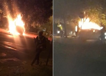 Carro pega fogo após bandidos colidirem em árvore durante fuga na zona Leste